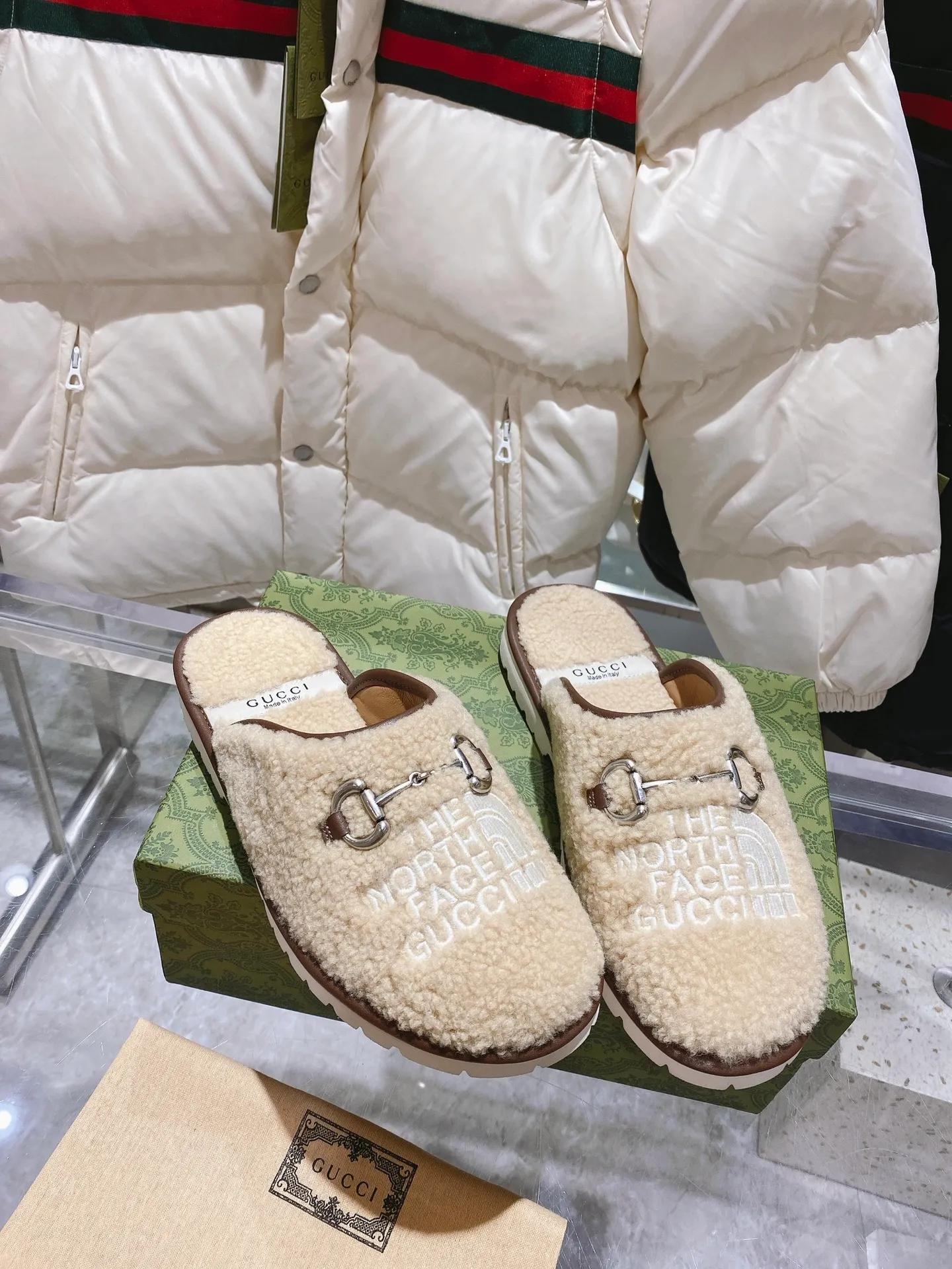 👟👟Ex-factory price 480👟👟Gucci official website collaboration foreign trade hot-selling autumn and winter 🐑wool slippers. This pair of sandals is part of The North Face x Gucci series, which connects two brands with similar history and values ​​to celebrate the spirit of exploration. The pieces feature a range of vibrant prints, with merino wool embroidered with The North Face x Gucci logo, florals and forest-inspired patterns. Beige Merino wool Unisex The North Face x Gucci Logo web label Rubber foam sole Flat Made in Italy Women’s sizes 36-40 Men’s sizes 39-48